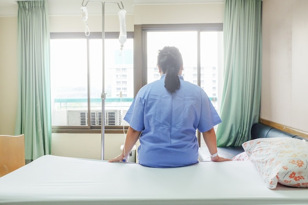 Pacientes mulheres perfurações salinas no hospital.