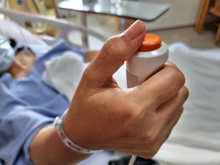 Foto los pacientes presionan a mano el botón del sistema de llamada de enfermeras para cualquier centro de atención en la habitación del hospital