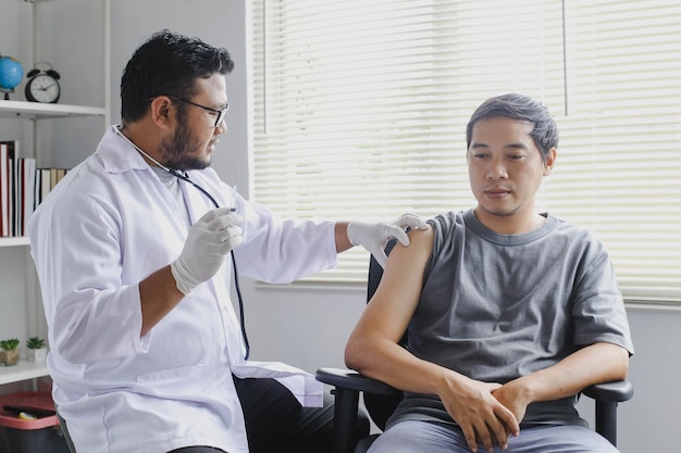 Pacientes que están ansiosos cuando el médico inyectará la vacuna.