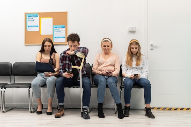 Foto los pacientes se sientan en una clínica esperando su turno para ir a la oficina del médico