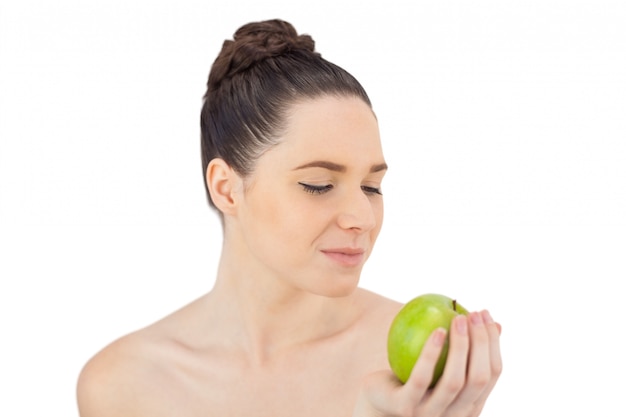 Pacífica bonita modelo con manzana