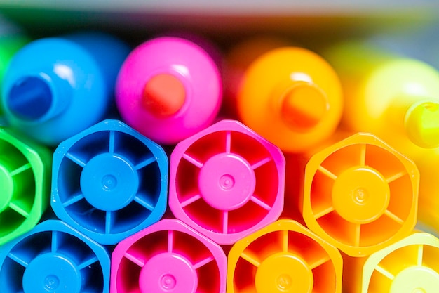 Foto pack de rotuladores de colores utilizados para material de oficina