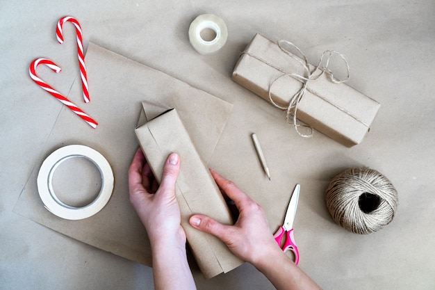 Packaging de regalos navideños en papel kraft, hecho a mano.