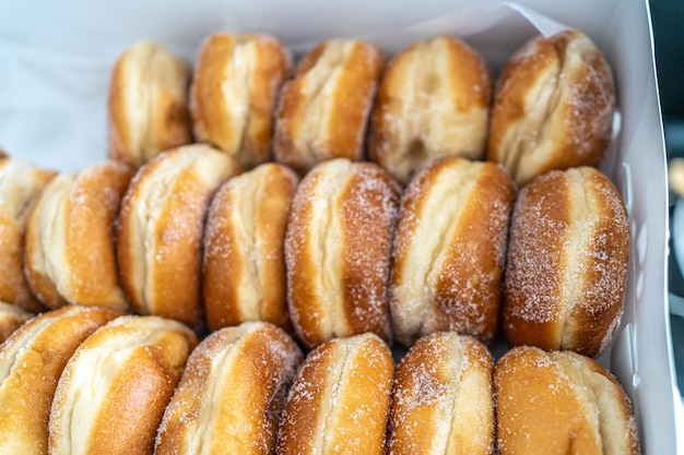 Packung Donuts serviert auf einer Party