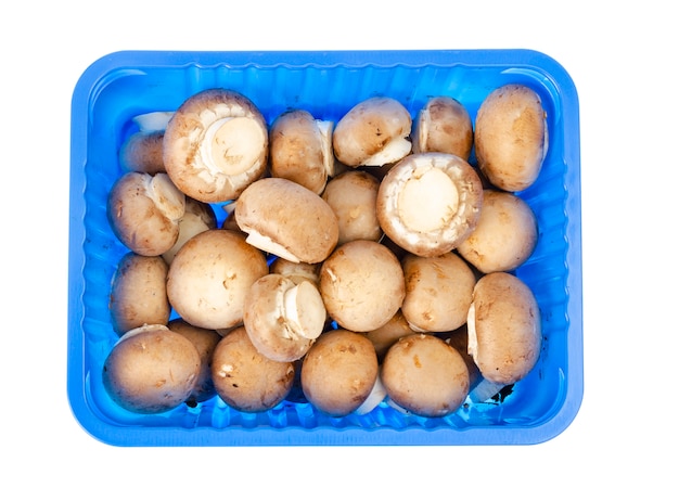 Packung mit frischen braunen Champignons