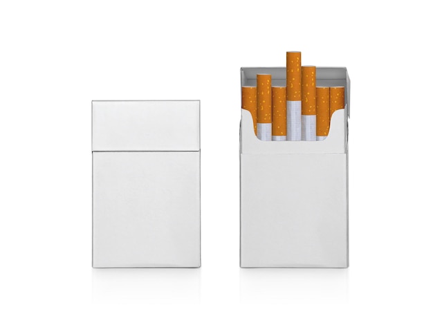 Packung Zigaretten lokalisiert auf weißem Hintergrund