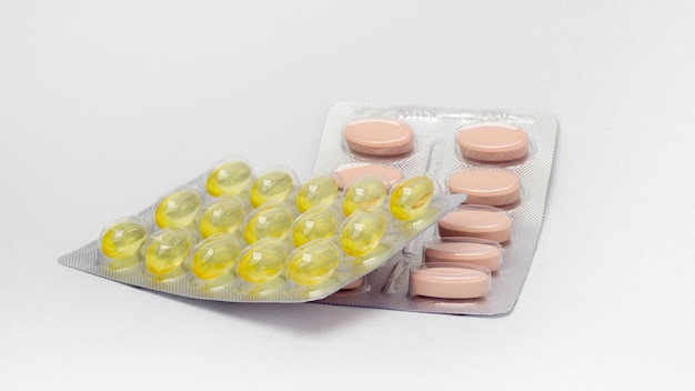 Packungen mit Pillen isoliert auf Weiß