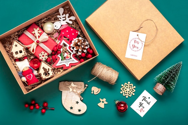 Foto pacote de cuidados artesanais caixa de presente sazonal com decoração de natal de brinquedos na mesa