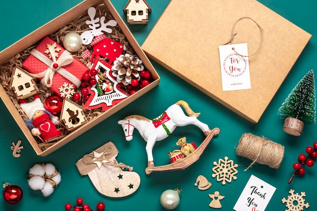 Foto pacote de cuidados artesanais caixa de presente sazonal com decoração de natal de brinquedos na mesa