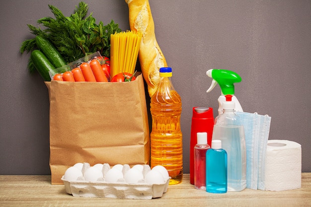 Foto pacote de doação com alimentos e equipamentos de proteção individual para pessoas carentes