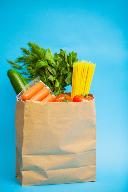 Foto pacote de doação com alimentos para pessoas que precisam de ajuda