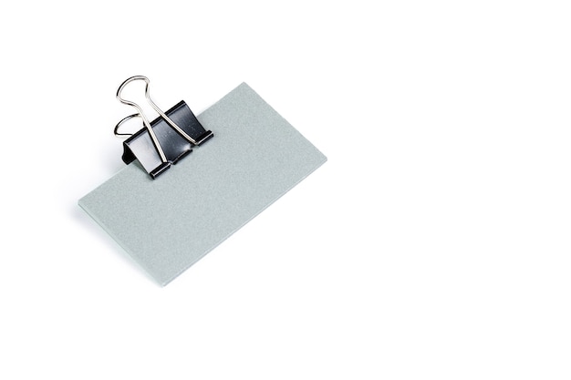 Foto pacote de espaços em branco para cartões de visita com um clipe de metal em um fundo claro