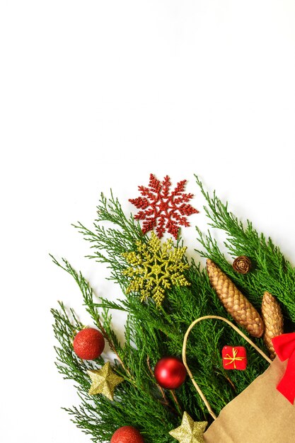 Pacote de papel de presente de Natal embrulho com ramos de pinheiro pinho e Natal decorat