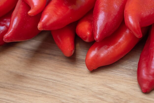 Pacote de pimentão vermelho na mesa de madeira