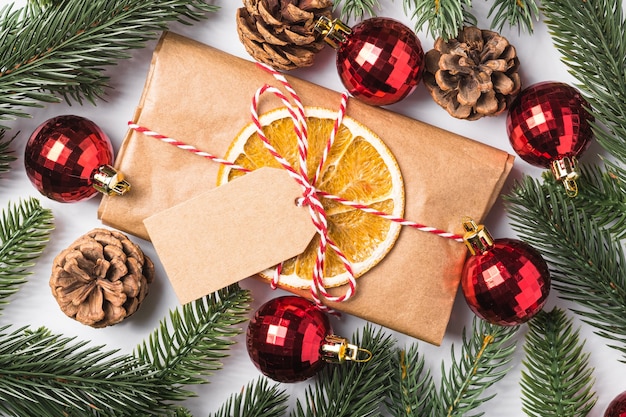 Pacote de presente de Natal sem resíduos de papel e férias com etiqueta, bugigangas, frutas secas e galhos de pinheiro