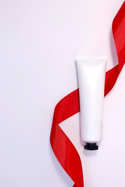 Pacote de tubo cosmético branco em branco de creme ou gel. pronto para o design de sua embalagem. isolado no fundo branco - imagem fotográfica realista - com trajeto do clipe