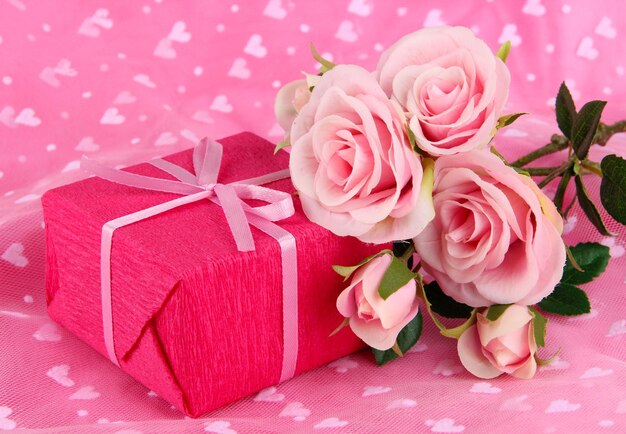 Pacote romântico em fundo de pano rosa