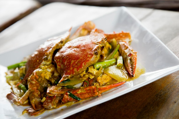 Pad de caca de cangrejo con chile salteado tailandés Namprik Phao servido en un restaurante en la isla del sur de Tailandia