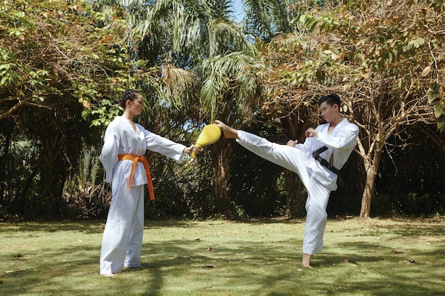 Foto pad de chute de atleta de taekwondo