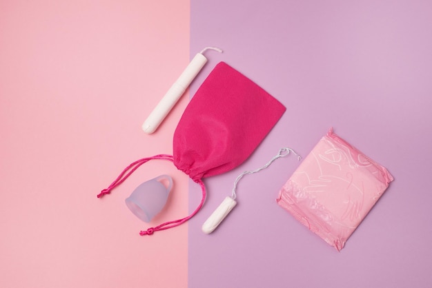 Pad Menstrual Cup Tampon em rosa e roxo Conceito de fundo de menstruação de dias críticos