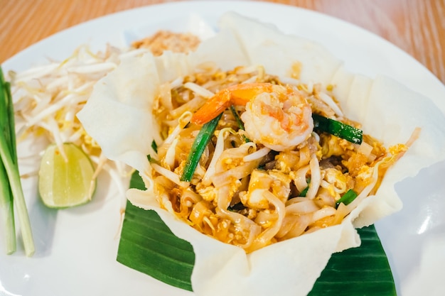 Pad tailandés fideos con camarones o gambas en la parte superior