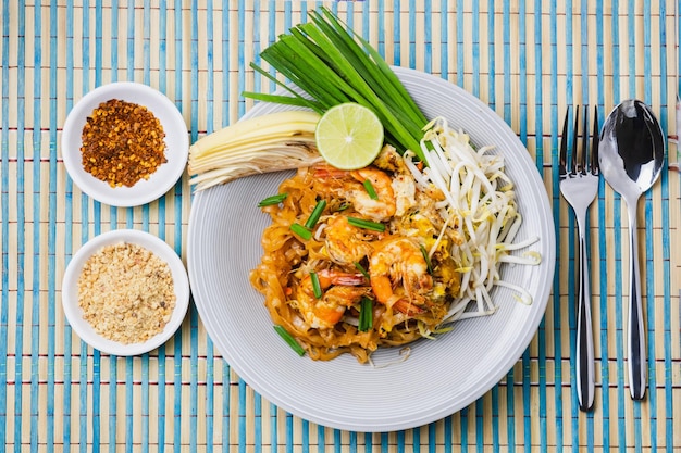 Foto pad thai con camarón y comida tofuthai