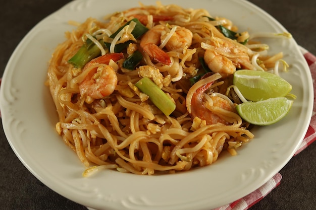 Pad thai es un plato de fideos de arroz salteado que se sirve comúnmente como comida callejera de Tailandia.