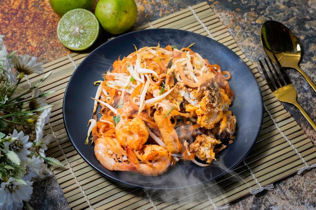 Foto pad thai es un plato popular tanto para tailandeses como para extranjeros.