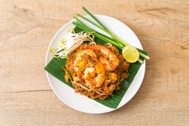 Pad Thai - fideos de arroz salteados con camarones - estilo de comida tailandesa