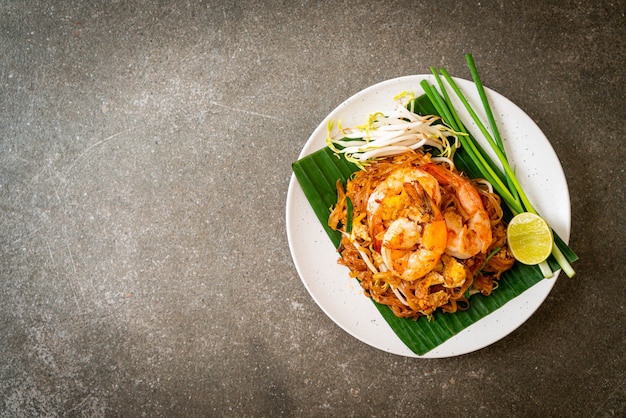 Pad Thai, fideos de arroz salteados con camarones, estilo tailandés