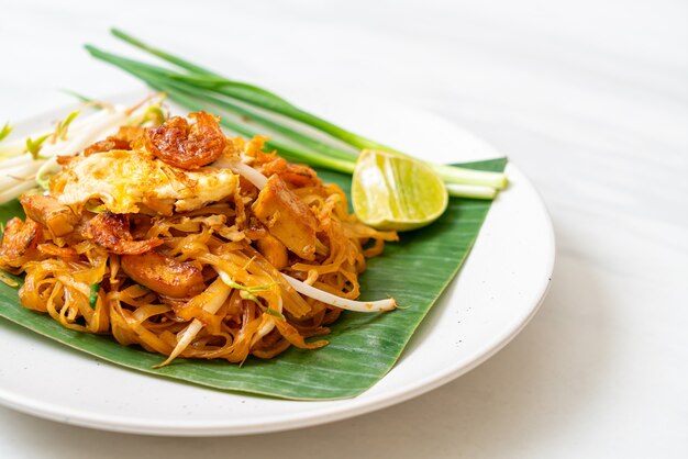 Pad Thai: fideos de arroz salteados con camarones secos a la sal y tofu