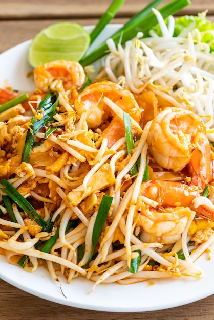 pad thai fideos de arroz salteados con camarones