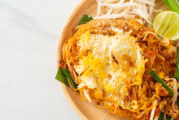 Pad Thai fideos salteados al estilo tailandés con huevo