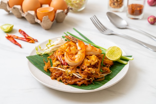 Pad Thai, gebratene Reisnudeln mit Garnelen nach thailändischer Art