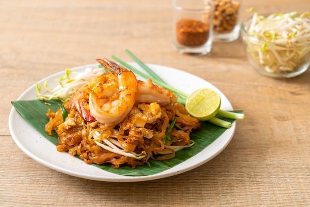 Pad thai - macarrão de arroz frito com camarão - estilo de comida tailandesa