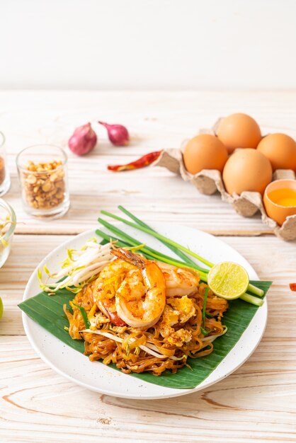 Pad Thai - macarrão de arroz frito com camarão - estilo de comida tailandesa