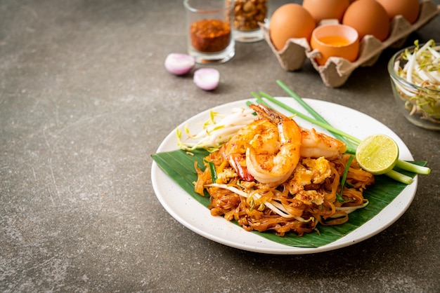 Pad Thai - macarrão de arroz frito com camarão - estilo de comida tailandesa