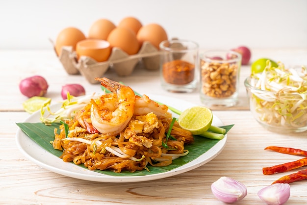 Pad Thai - macarrão de arroz frito com camarão - estilo de comida tailandesa