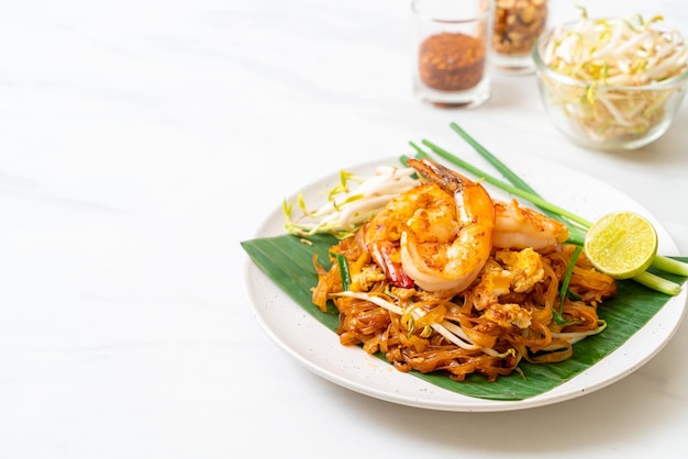 Pad Thai - macarrão de arroz frito com camarão - estilo de comida tailandesa