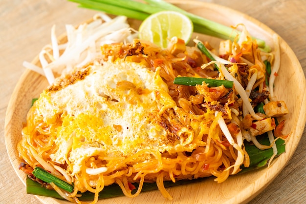 Pad Thai - macarrão frito em estilo tailandês com ovo - estilo de comida asiática