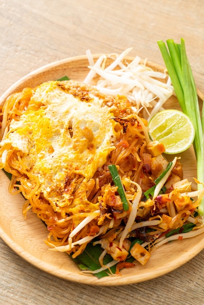 Pad thai - macarrão frito em estilo tailandês com ovo - estilo de comida asiática