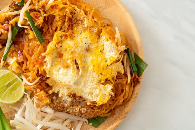 Pad thai mexa macarrão frito em estilo tailandês com ovo