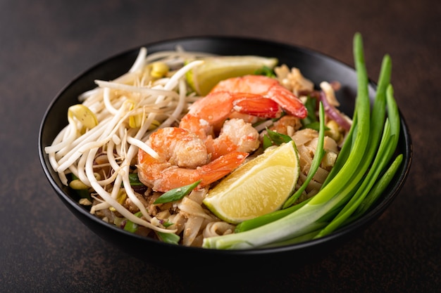 Pad Thai mit Garnelen auf einem selektiven Fokus des Steinhintergrundes