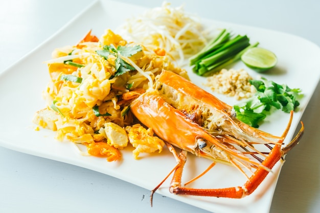 Pad Thai Nudeln mit Jumbo-Garnelen