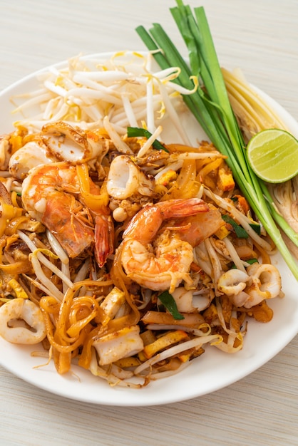 Pad Thai Seafood: fideos salteados con camarones, calamares o pulpo y tofu al estilo tailandés