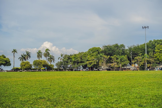 Padang Kota Lama oder einfach The Padang genannt, ist der Exerzierplatz und das Spielfeld, das von den britischen Kolonialherren im Bürgerviertel von George Town geschaffen wurde