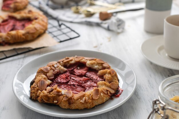 Padaria caseira de galette de amêndoa de morango fresco