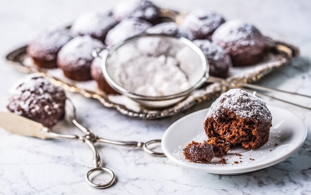 Padaria caseira e bolinhos doces com açúcar de confeiteiro.