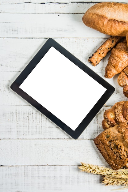 padaria com tablet em madeira branco fundo