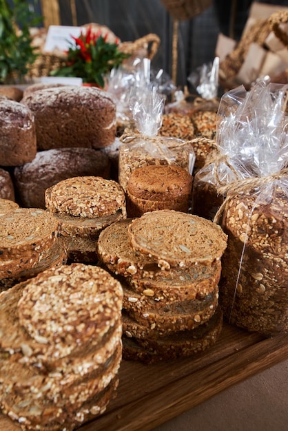 Padaria com uma variedade de produtos na mesa